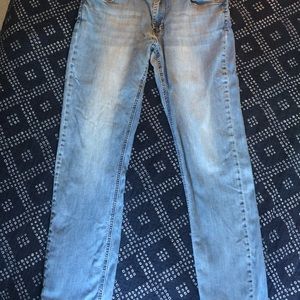 STRAIGHT ATHLETIC FIT IN LIGHT WASH